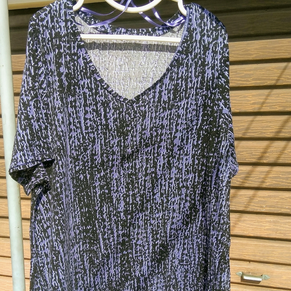 Printed tee w/ solid color blocking bottom